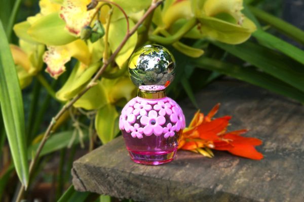 Perfume eau de parfum Mujer - Barcelona - frasco en la naturaleza - NUYEK